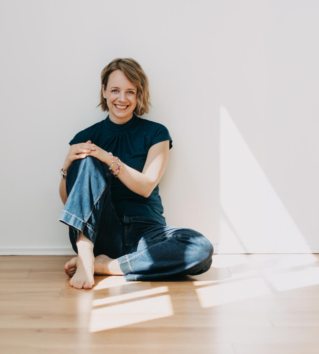 Titelbild Portrait von Elsa im Coaching-Raum. Fotografin: Lea Städler